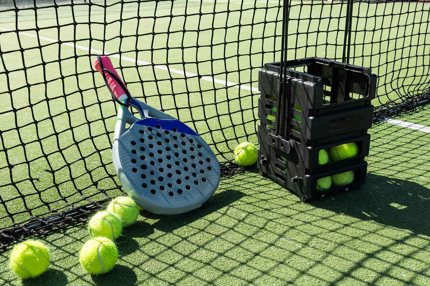 Paleta de padel si un cos de mingi