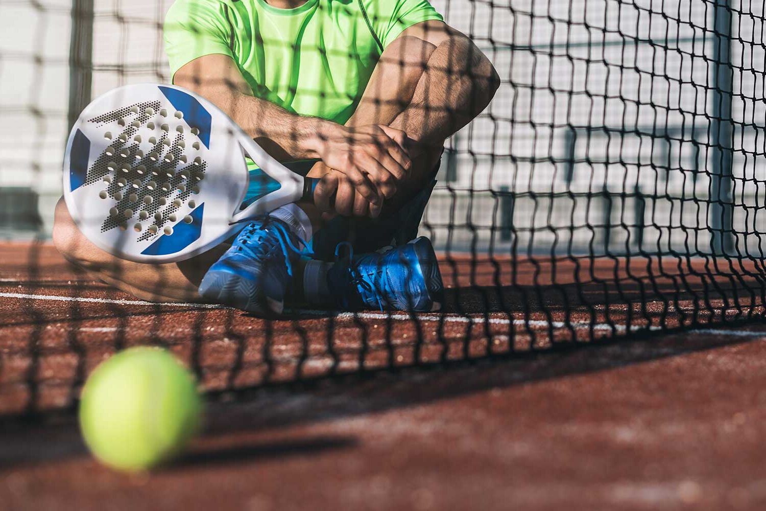 Jucator de padel dupa fileu