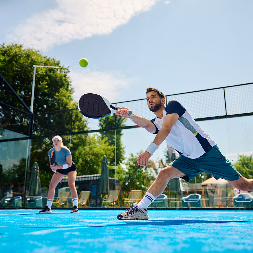 Jucatori de padel in meci
