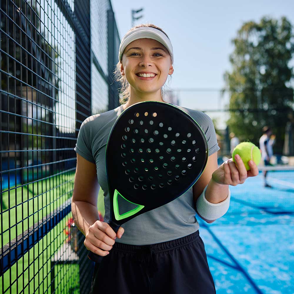 Jucatoare de padel cu mingea in mana