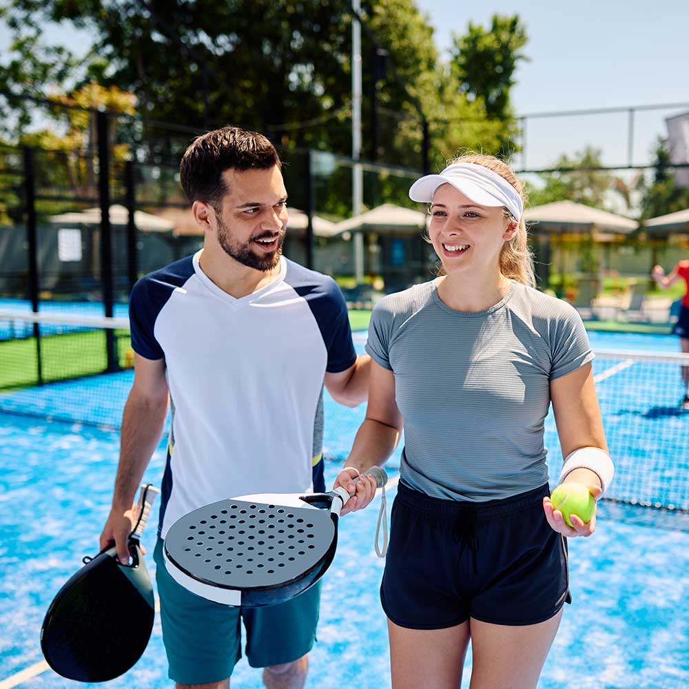 Jucatori de padel vorbind